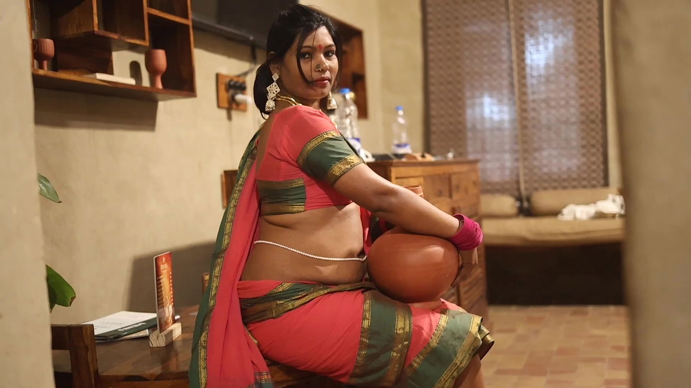 Horny pinki tiwari hot cleavage and navel show photoshoot 22