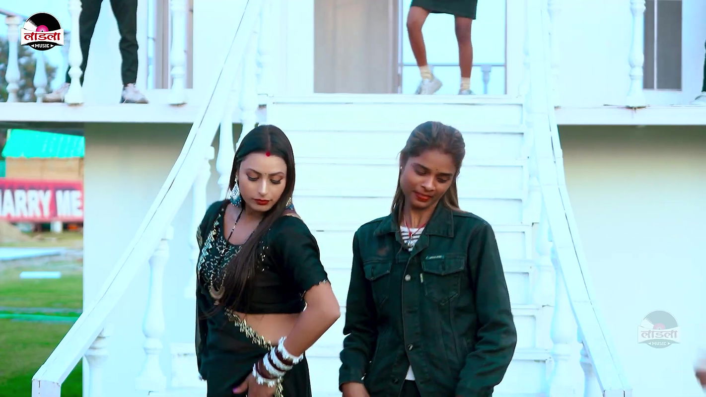 Anjali Bangali hot saree song – Navel caressed and felt 22