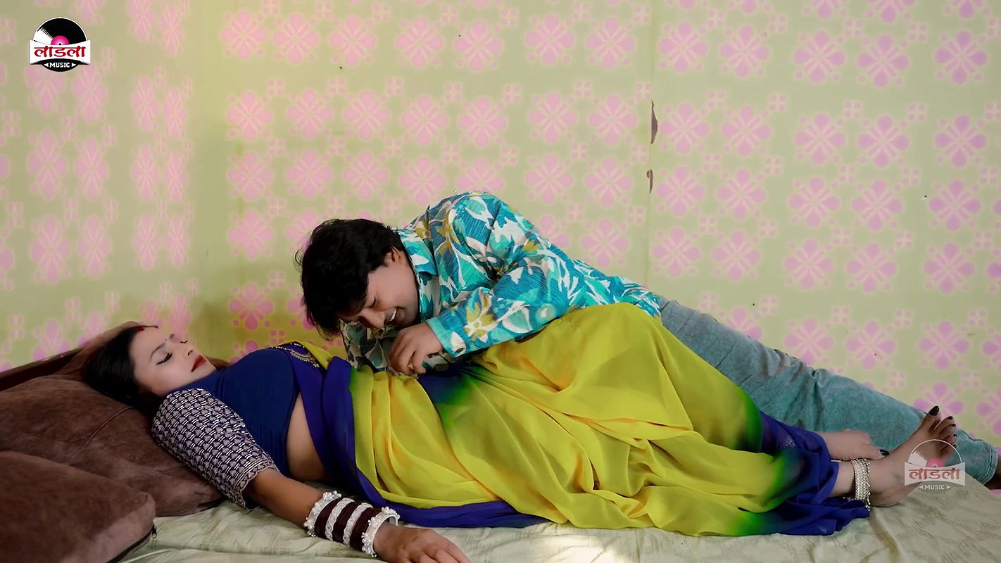 Anjali Bangali hot saree song – Navel caressed and felt 22