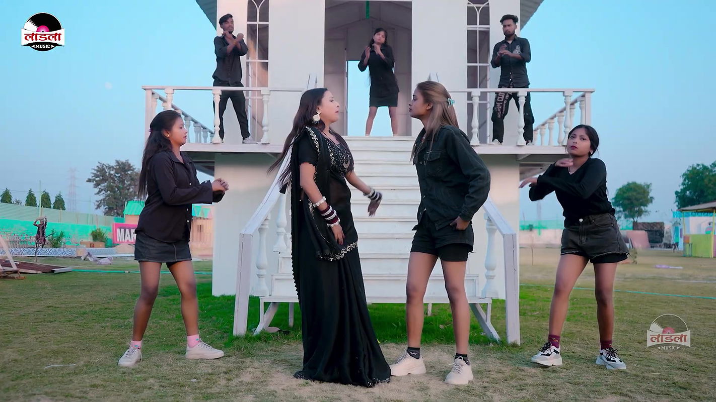 Anjali Bangali hot saree song – Navel caressed and felt 22