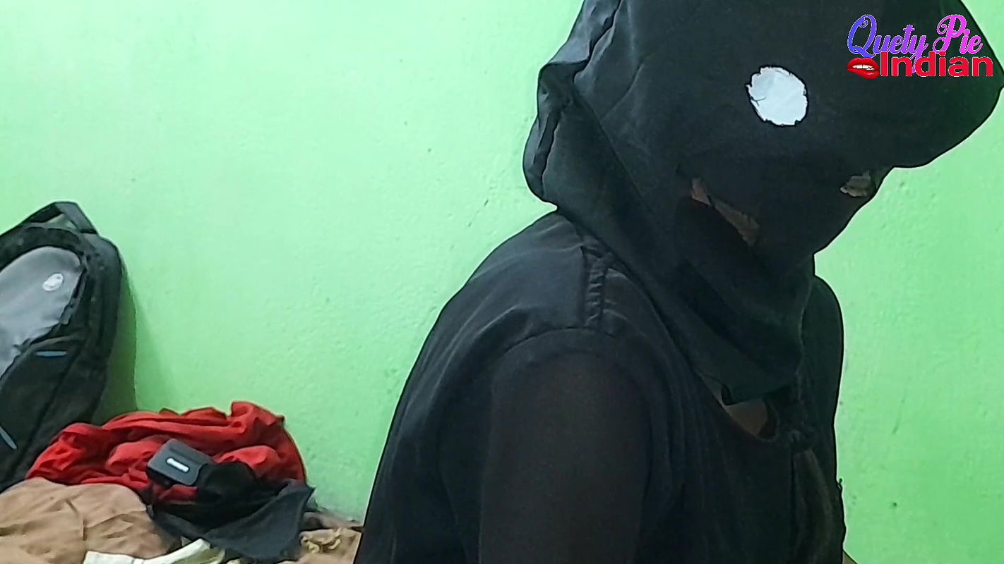 Beautiful Desi Pakistani Girl Showing Big Boobs and Pussy