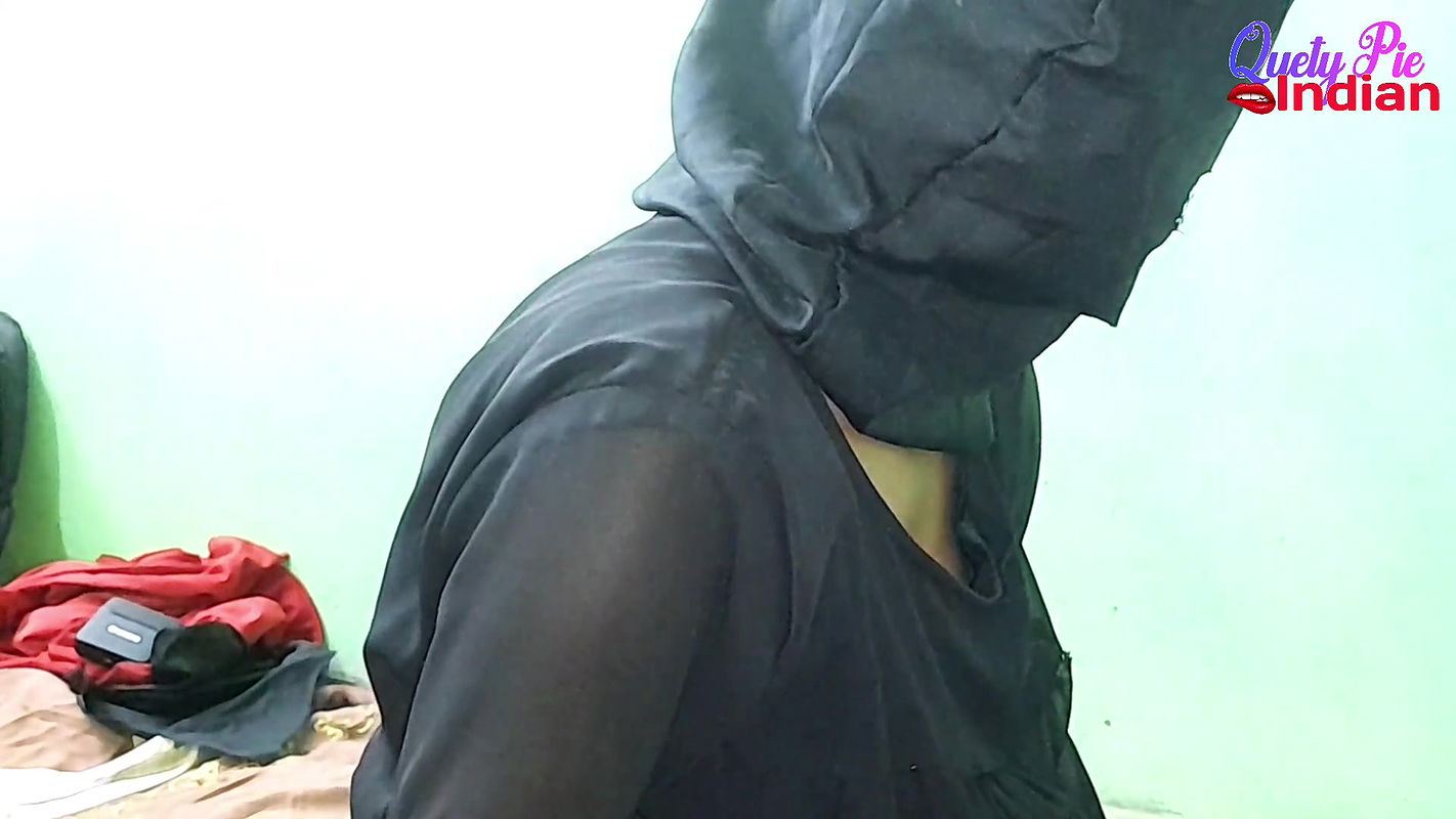 Beautiful Desi Pakistani Girl Showing Big Boobs and Pussy