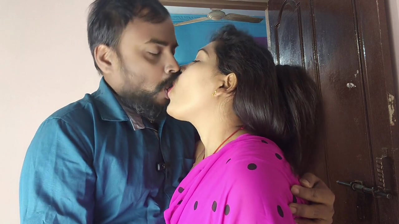 Bengali Bhabhi Hot Romance Kissing Scenes and Fucking Hard with Her Boyfriend