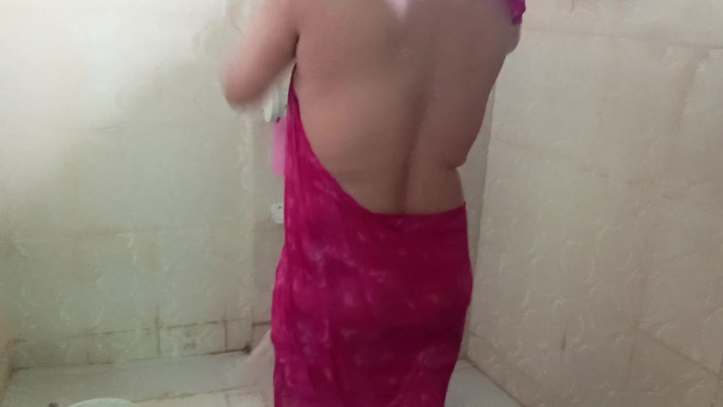 Bhabhi Change Her Dress in Hotel Washroom