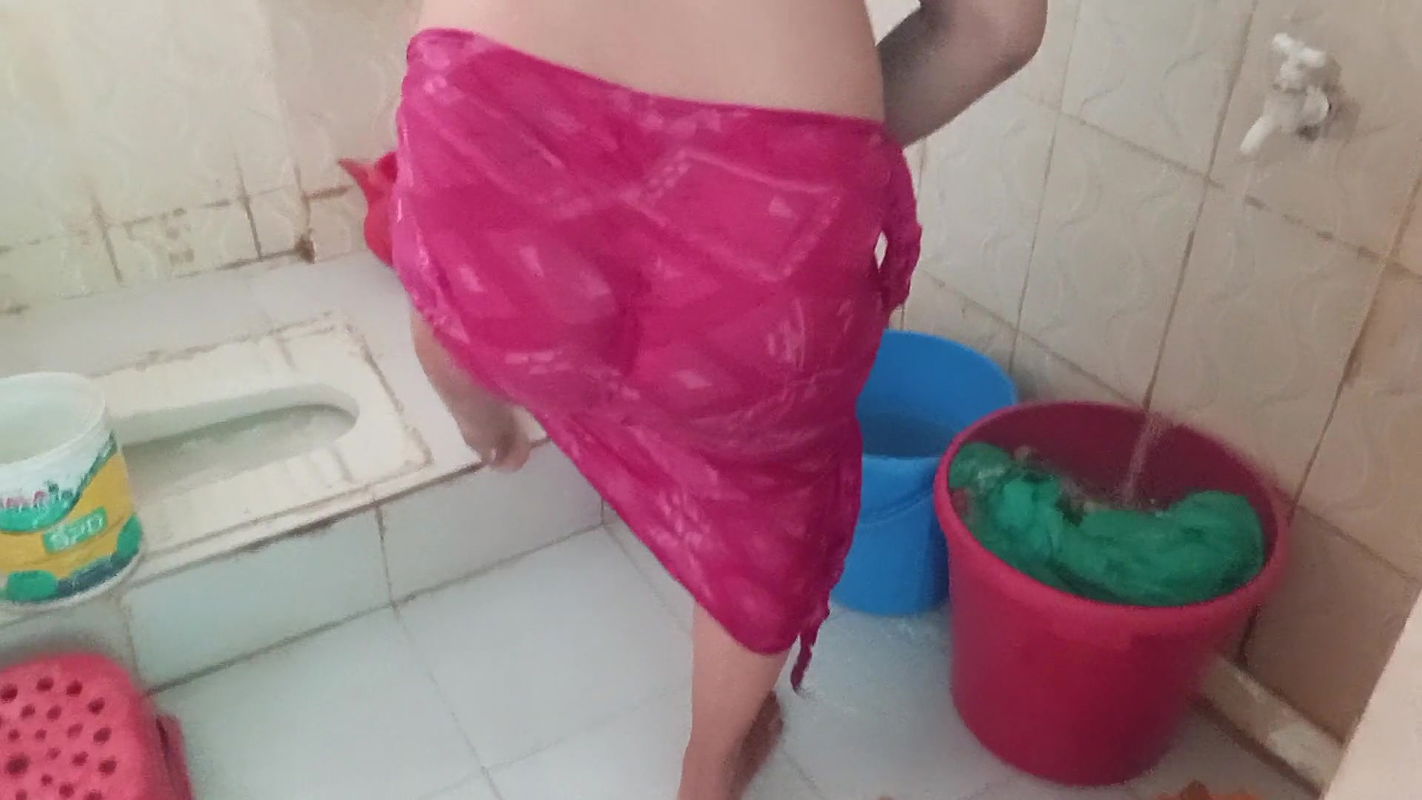 Bhabhi Change Her Dress in Hotel Washroom