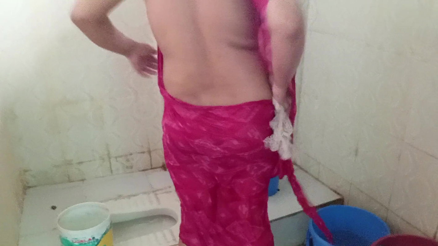 Bhabhi Change Her Dress in Hotel Washroom