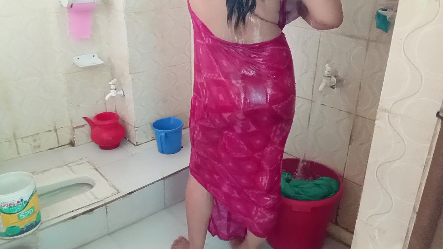 Bhabhi Change Her Dress in Hotel Washroom