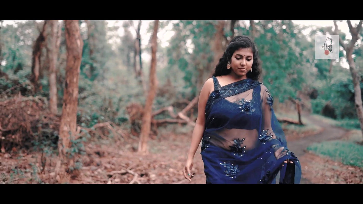 Roohi Roy deep navel saree Naari