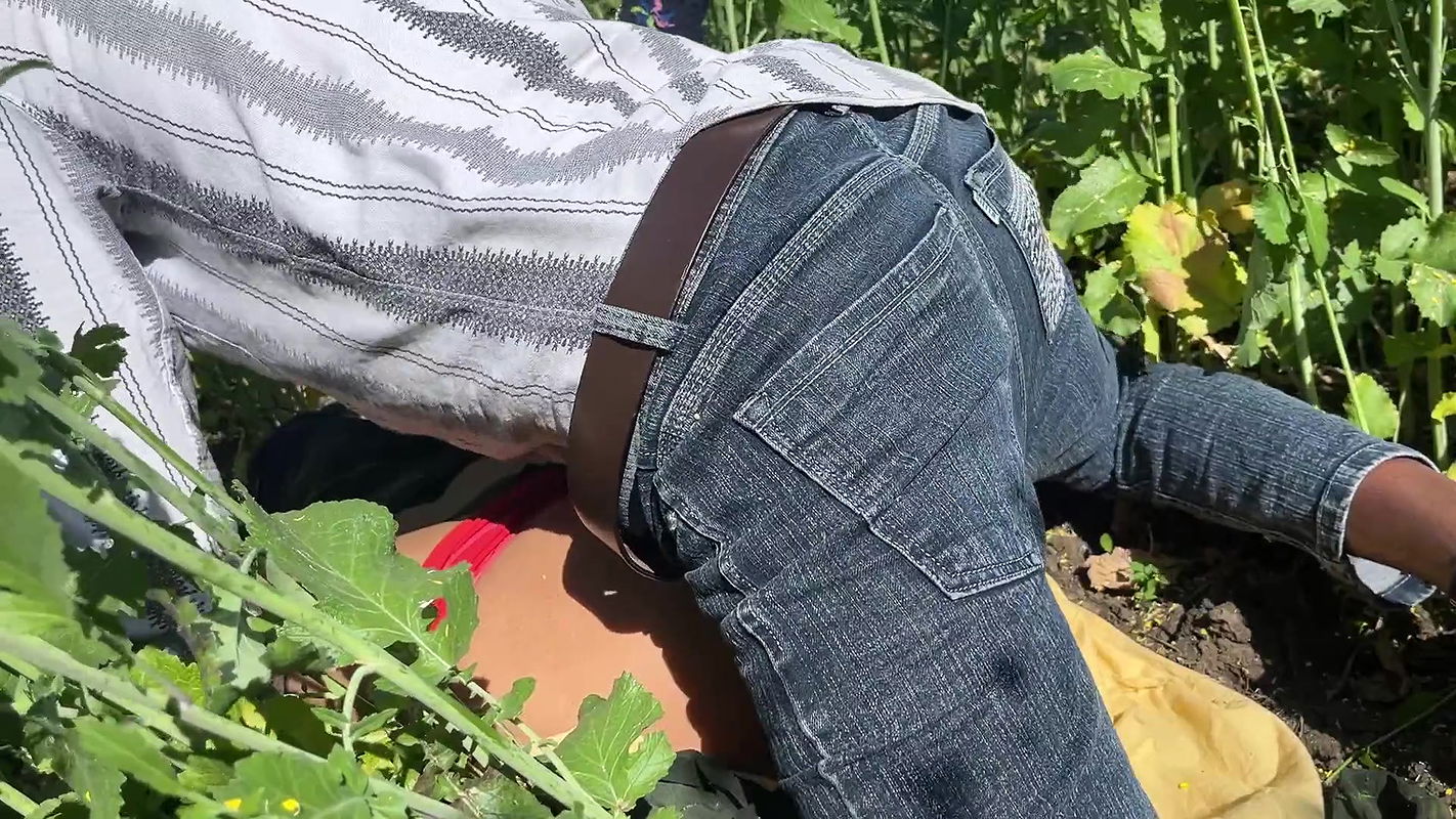 Stepmother in Low Ko Jamai Ne Sarso Ke Khet Me Kiya Romance