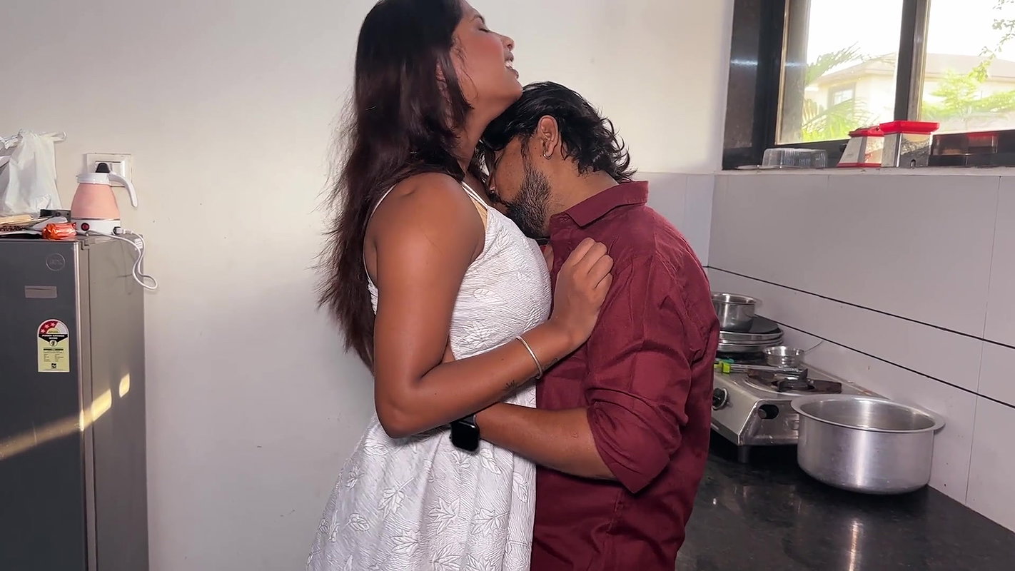 The Beautiful Wife Was Working in the Kitchen, the Husband Came From Behind and Started Having Sex.