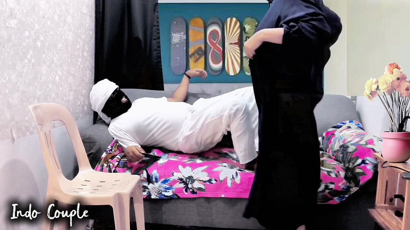 Hijab-wearing Muslim girl looking for work in Malaysia, she’s ready for anything