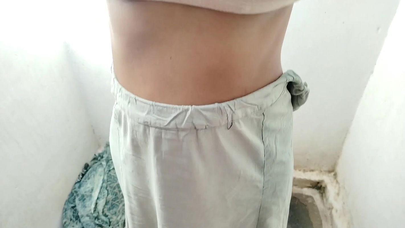 Bhabhi Cleaned Her Hair in the Bathroom