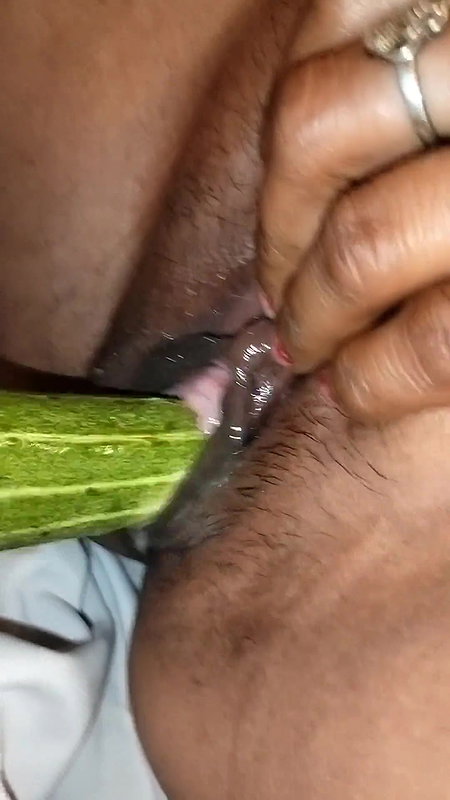 Bihari Bhabhi Masturbated with Cucumber and Took Out Water From Her Pussy
