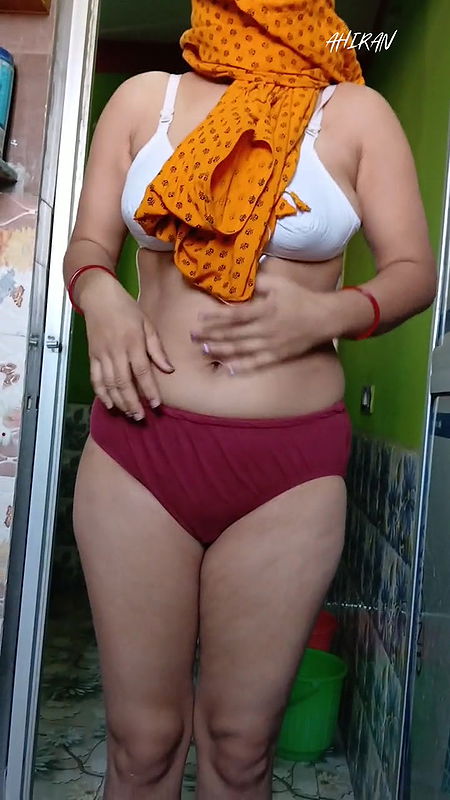 Bihari Bhabi Nude and Review Her Ass Hole Anus. Indian Woman Porn Video.