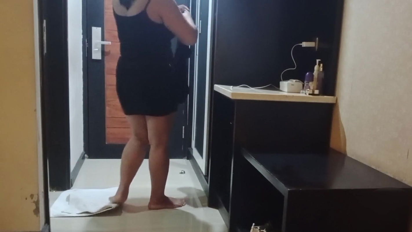 Cigarette Sales Lady, Can Be Brought to Check in at the Hotel