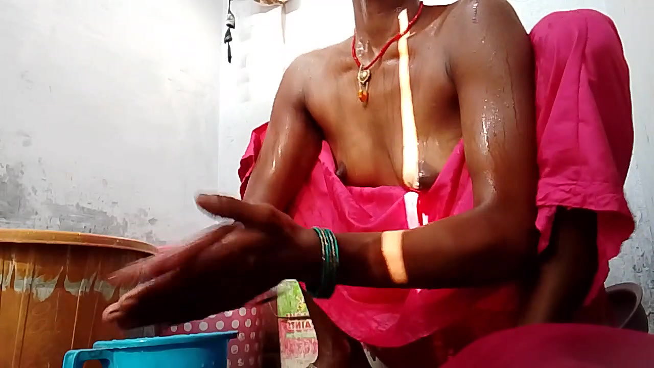 Cute Girl Masturbates in the Bathroom