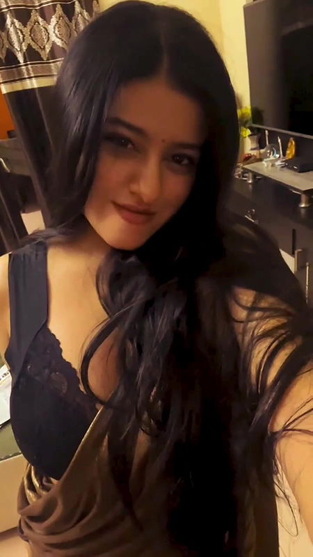 SAIBI SHRIVASTAVA NAUGHTY SHOW HER NAUGHTY JUICY CLEAVAGE UUFFF2