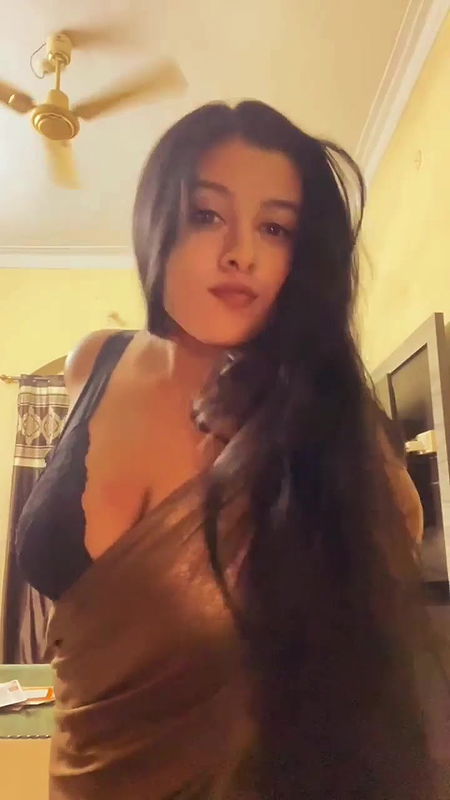 SAIBI SHRIVASTAVA NAUGHTY SHOW HER NAUGHTY JUICY CLEAVAGE UUFFF2