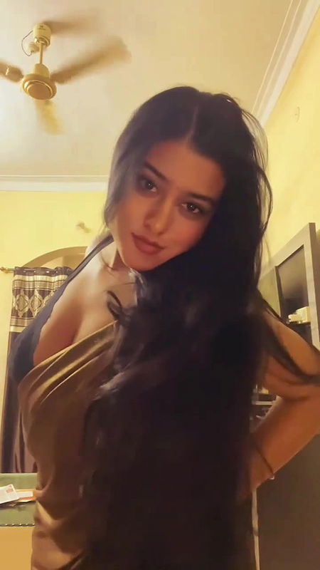 SAIBI SHRIVASTAVA NAUGHTY SHOW HER NAUGHTY JUICY CLEAVAGE UUFFF2