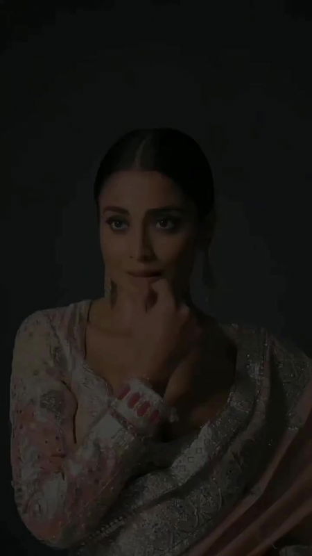 SHRIYA SARAN MESMERIZING MILF AMPLE CLEAVAGE VIEW IN SAREE2