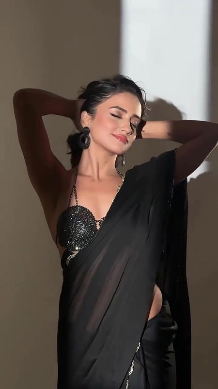 NISHA GURAGAIN CAPTIVATING DIVA SEXY IN BRA BLOUSE BACKLESS SAREE YUMM2