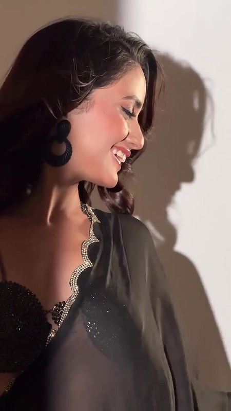 NISHA GURAGAIN CAPTIVATING DIVA SEXY IN BRA BLOUSE BACKLESS SAREE YUMM2