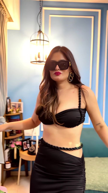 KARISHMA SHARMA BOLD IRRESISTIBLE AMPLE CLEAVAGE EXPOSE HQ VIDEO2