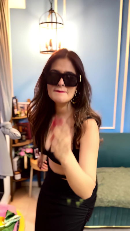 KARISHMA SHARMA BOLD IRRESISTIBLE AMPLE CLEAVAGE EXPOSE HQ VIDEO2