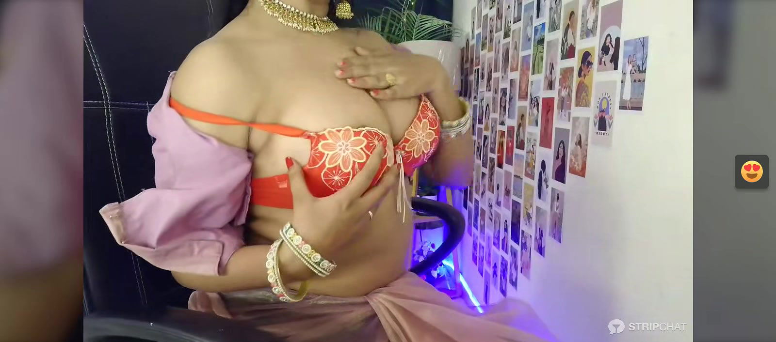 YOUNG DESI BHABHI IN SAREE seducing pressing boobs