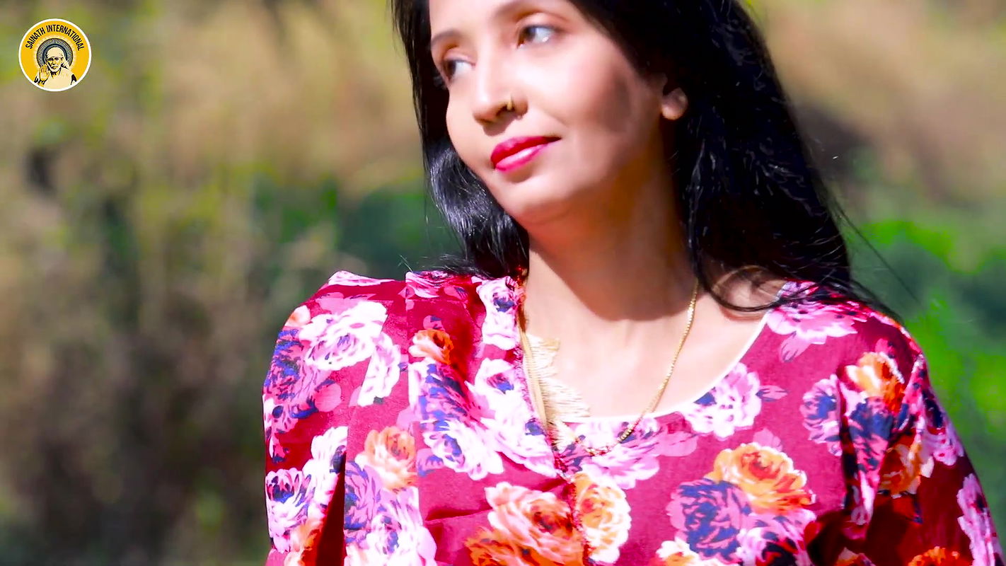 An Unknown babe hot song – Boobs felt, Navel show, Thigh show