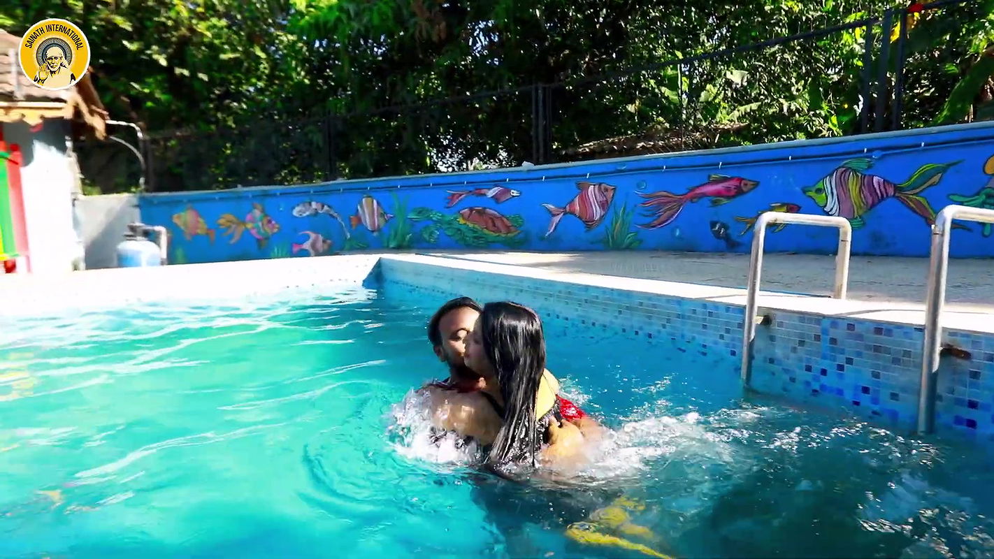 An Unknown babe hot song – Boobs felt, Navel show, Thigh show