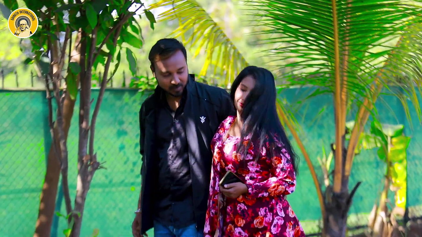 An Unknown babe hot song – Boobs felt, Navel show, Thigh show