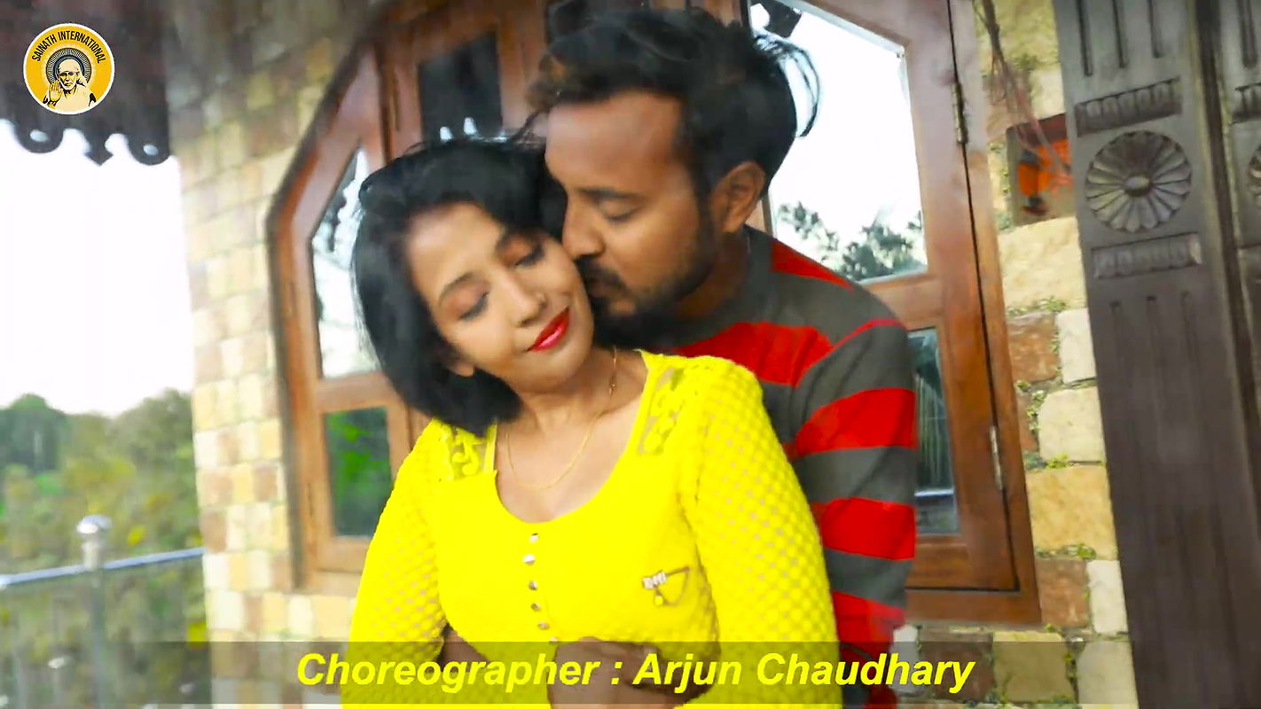 An Unknown babe hot song – Boobs felt, Navel show, Thigh show