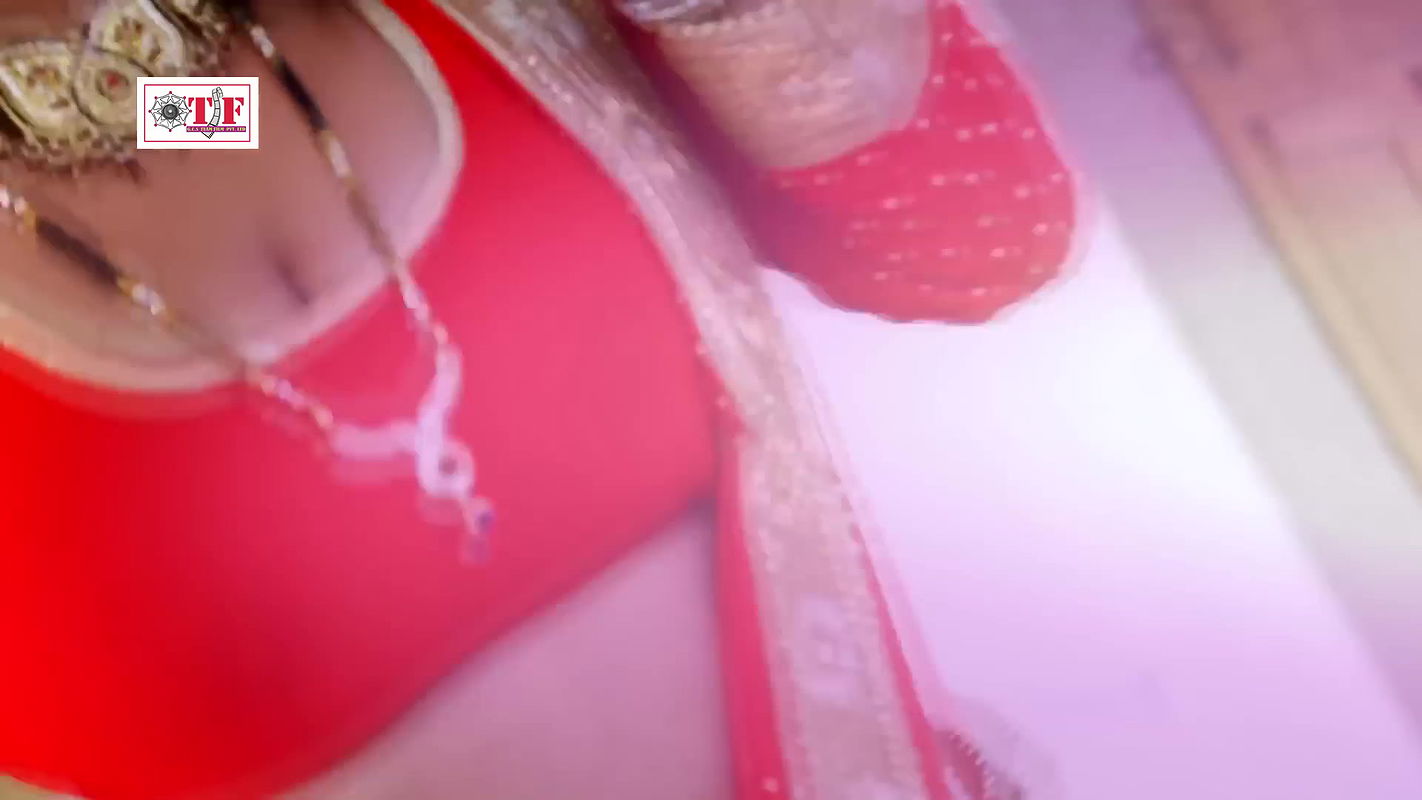 Kajal Singh hot song with devar – Saree removed, Navel kissed deep, Slight cleavage