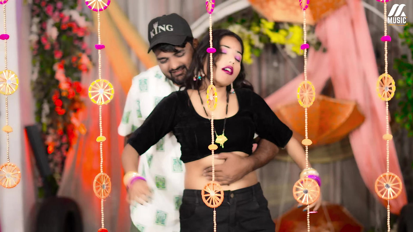 VERY HOT – Babuni boobs squeezed, grabbed, pressed & felt many times, hot smooch