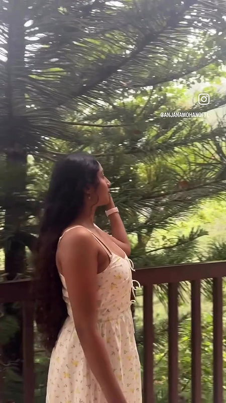 ANJANA MOHAN HOT DUSKY DIVA SEXY DEEP CLEAVAGE WET DELIBERATE SHOW