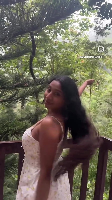 ANJANA MOHAN HOT DUSKY DIVA SEXY DEEP CLEAVAGE WET DELIBERATE SHOW