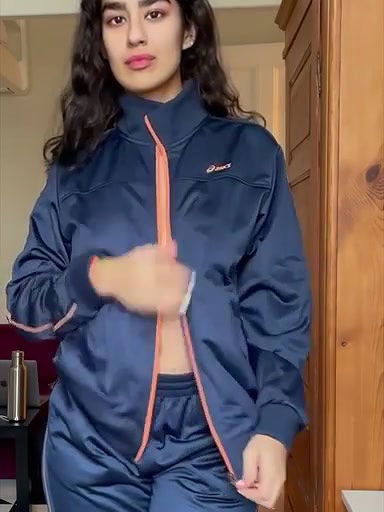 Sexy Pakistani teen undressing