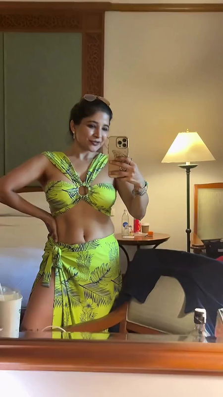 Actress Sakshi Agarwal closeup boobs and navel show in bikini
