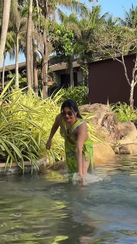 Actress Sakshi Agarwal closeup boobs and navel show in bikini