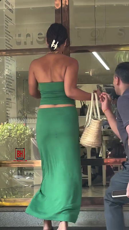 AISHA SHARMA BIHARAN LUSTY SEDUCTIVE CLEAVAGE TEASE UUFFF