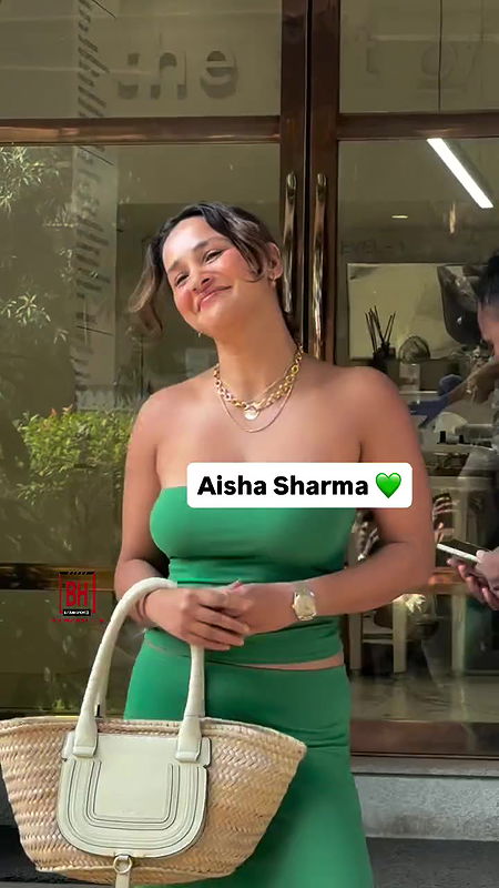 AISHA SHARMA BIHARAN LUSTY SEDUCTIVE CLEAVAGE TEASE UUFFF