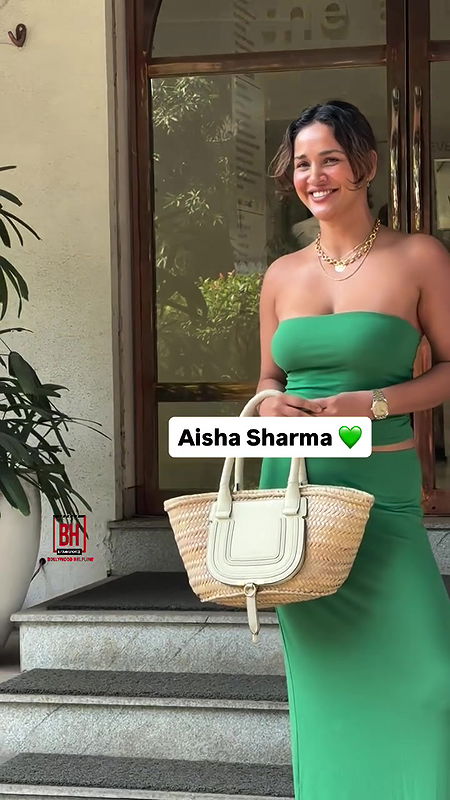 AISHA SHARMA BIHARAN LUSTY SEDUCTIVE CLEAVAGE TEASE UUFFF