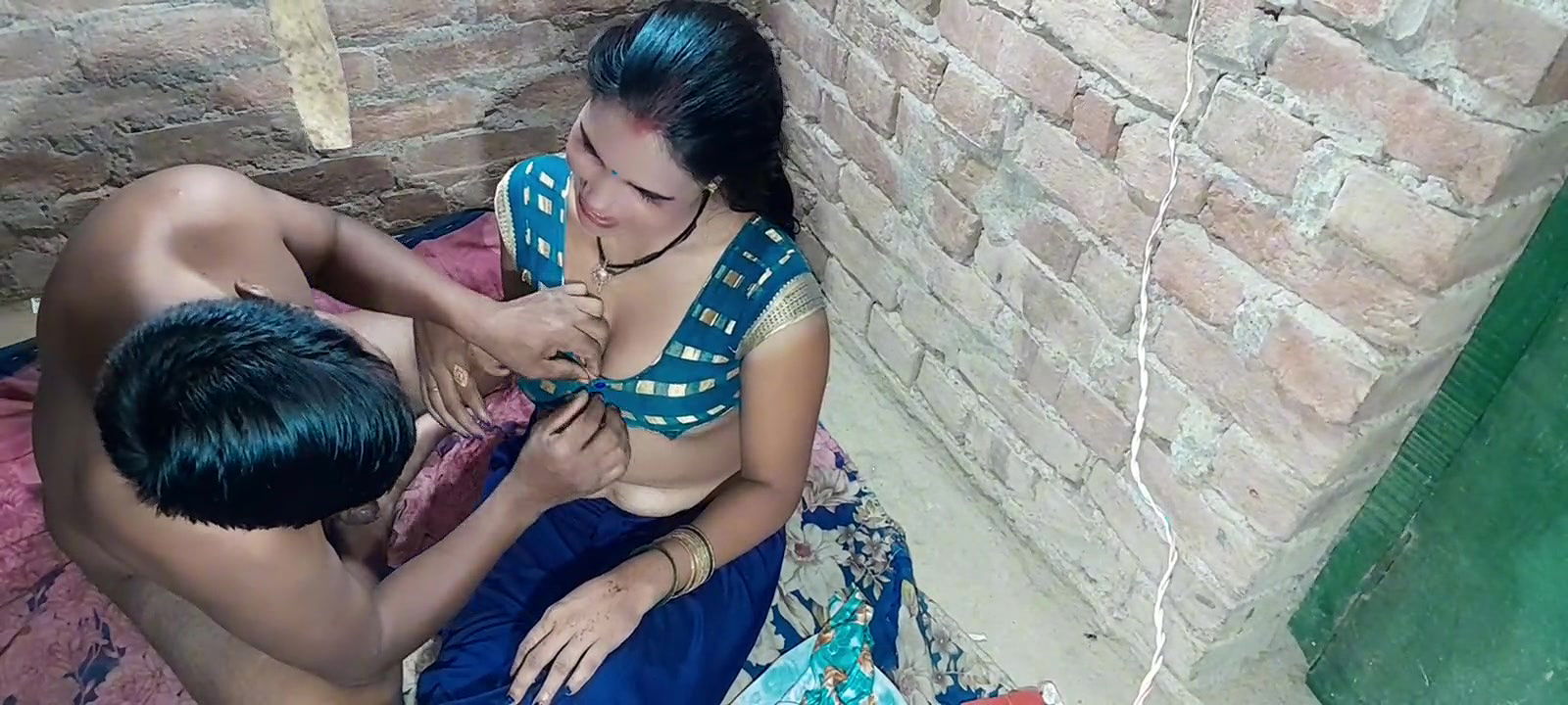 Stepsister-in-law’s Hot Sex with Lip Kiss with Hindi Language