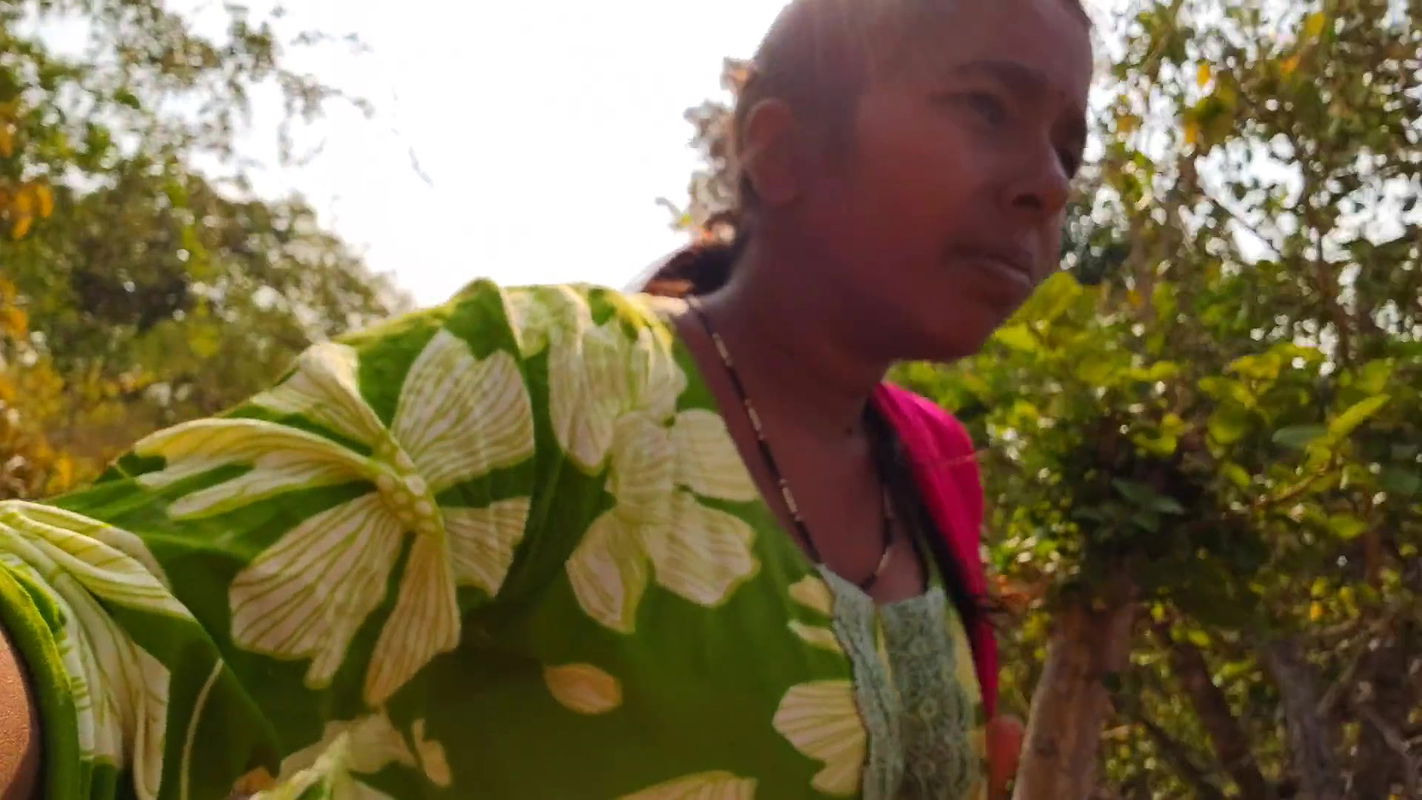 Desi Village Story – Bhabhi Used to Pluck Karvand Fruits From the Forest and Sell Them in the City – Hindi Audio XXX Movies.