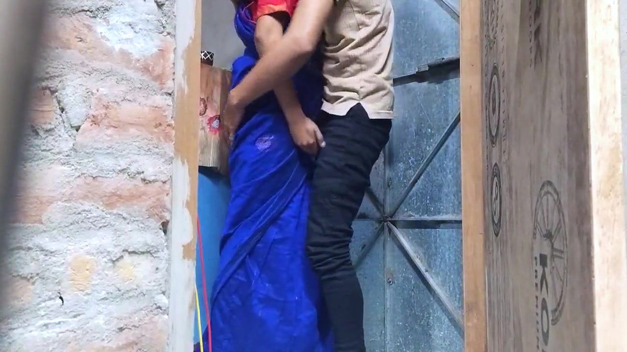 Bhabi Ki Mast Gand Ki Ched Me Padosi Devar Ne Tang Uta Ke Liya