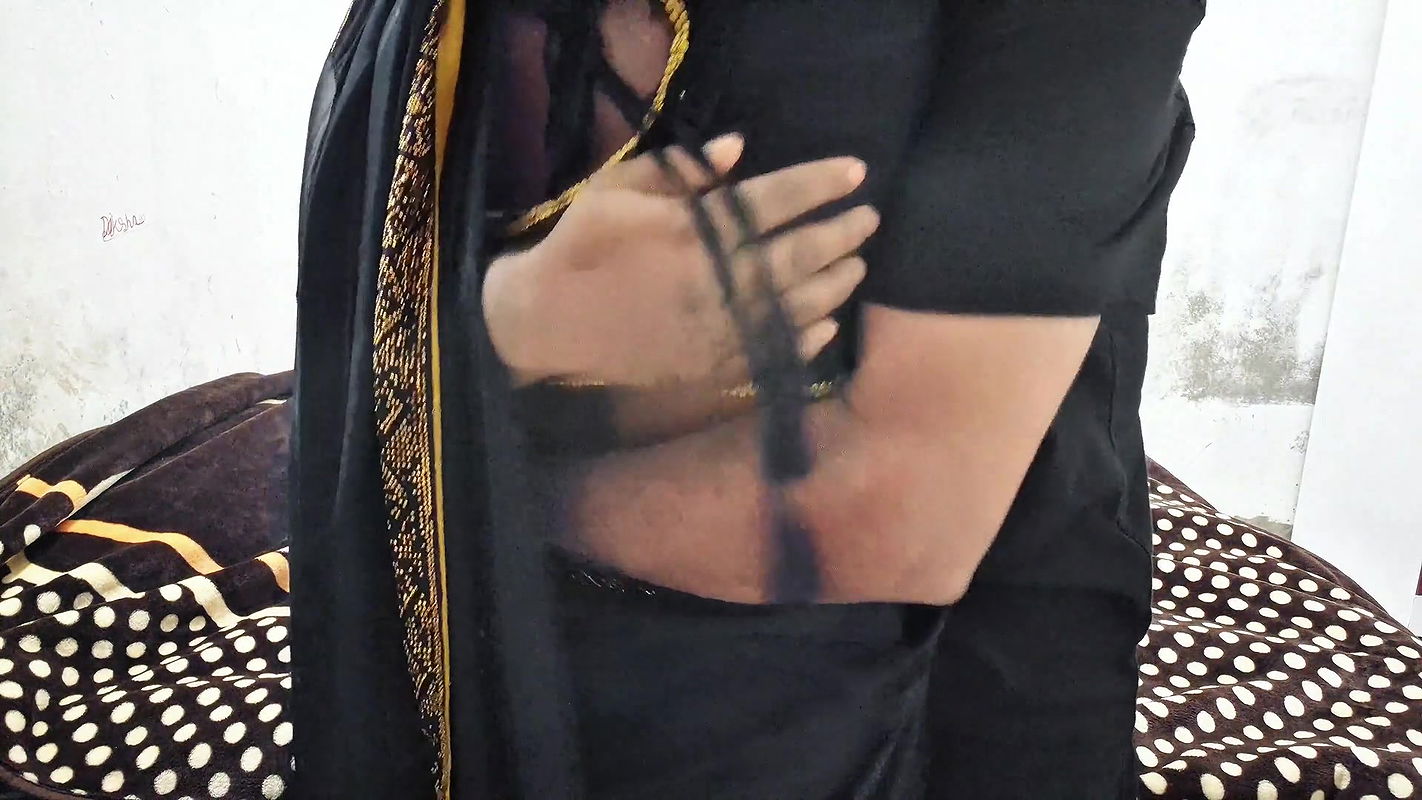 Hot Indian Desi Aunty Sex in Black Saari