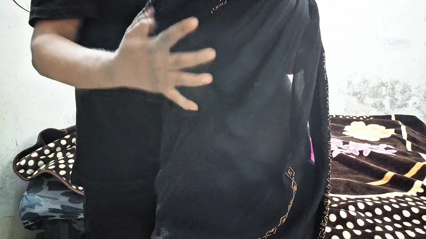 Hot Indian Desi Aunty Sex in Black Saari