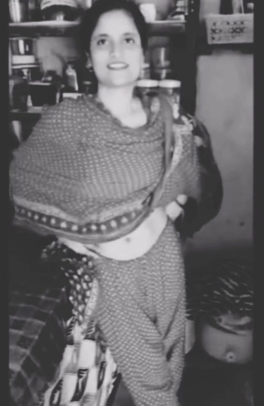 Jiju Chhodo Na Koi Aajayega Wife Ki Friend Ko Kitchen Me Pakad Ke Lund Chusaya Phir Bedroom Me Liya Ke Chut Chati to Mja Aagya