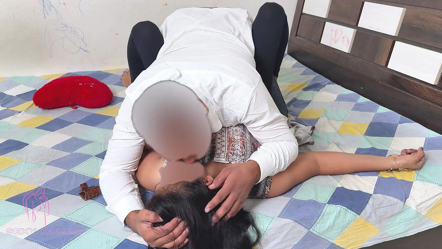 Komal Was Shopping in the Mall, There She Saw Her Fan and Took Him to His Friend’s Flat and Licked His Pussy